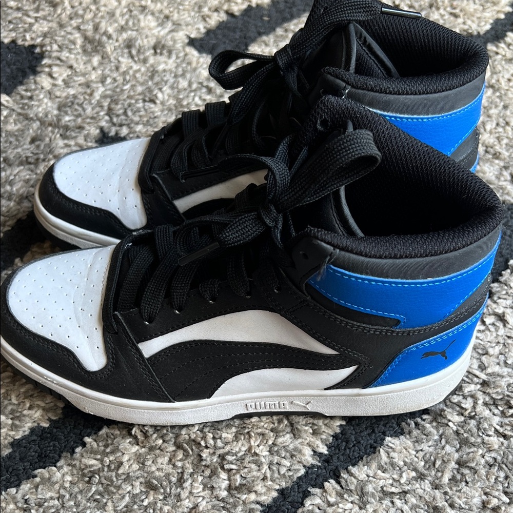 Like new, youth Puma sneakers